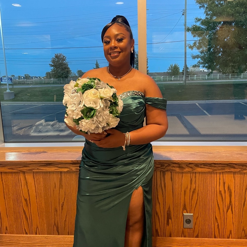 Elegant Dark Green Gown - Picture 2 of 2